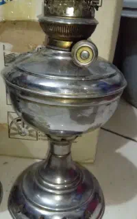 دوعدد چراغ گردسوز و یک عدد چراغ پریموس قدیمی