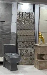 کارگر در فروشگاه کاشی وسرامیک