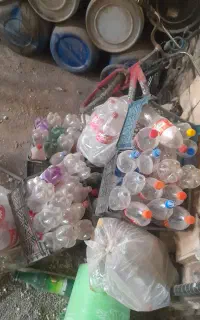 بطری نوشابه ودبه خیار شور و شیشه خیار شور