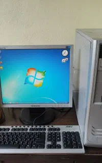 کامپیوتر ۲هسته ۵۰۰۰ رم ۴ ddr2 هارد ۱۶۰ گرافیک ۱