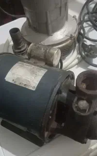 یک عدد پومپ اب یک عدد کفکش فابریک سیم مسی