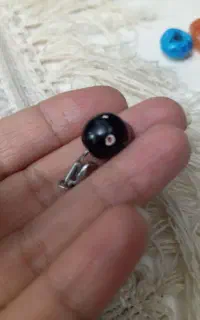 سنگ قدیمی با تسبیح قدیمی