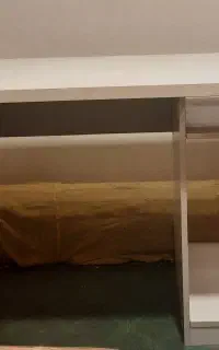میز تحریر و کامپیوتر