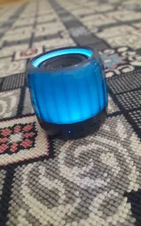 دو عدد اسپیکر و چراغ قوه