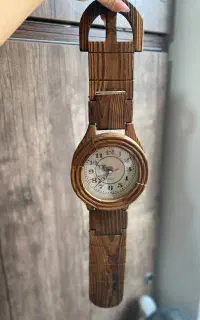 ساعت دیواری چوبی طرح ساعت مچی