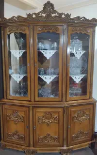ویترین دو تیکه چوبی با رخ زیبا و نوستالژی