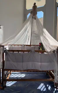 تخت چوبی کنار مادر