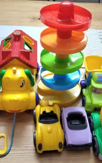 تعدادی ماشین و اسباب بازی