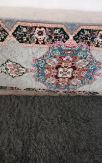 یک جفت پشتی دیواری تازه خریدهری شده