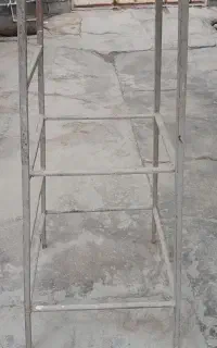 چهارپایه ی آهنی