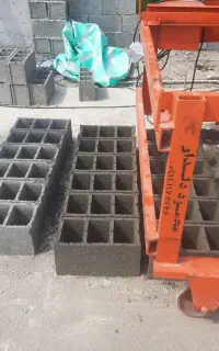 استادکار یا کارگر ساده  تولید بلوک یا موزاییک