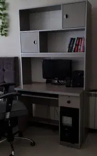 میز مطالعه و کتابخانه‌دار جادار