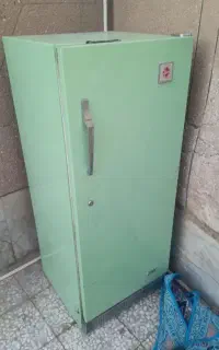 موتور یخچال.  یخچال کهنه نیاز به تعمیر خریدا ر