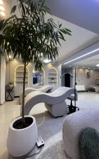 منشی سالن زیبایی