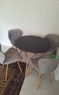 میز و صندلی دوماه بصورت دکور بود