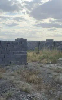 زمین دور دیوار