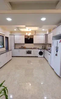 کارآموز نصب برچسب کابینت