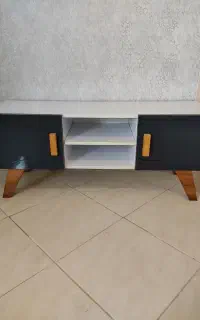 یک عدد میز تلویزیون و یک عدد بوفه
