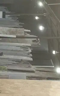 کارگر برشکار سنگ برای سنگ فروشی