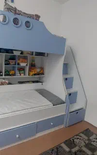 تخت خواب دو طبقه همراه راه پله و باکس داخل تخت