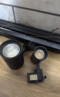 لامپ ، میز و آواژور آویز