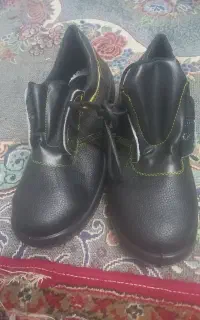 کفش ولباس کار
