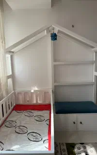 ست تخت خواب کلبه‌ای و مبل چسبیده