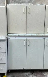 کابینت فلزی با یک دستگاه هود