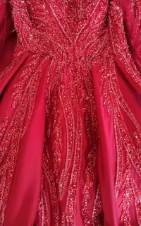 به یک فروشنده در مزون عروس