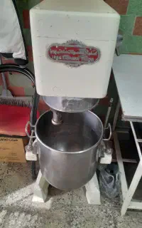یک عدد میکسر قنادی با سه تا پنجه و یک پاتیل