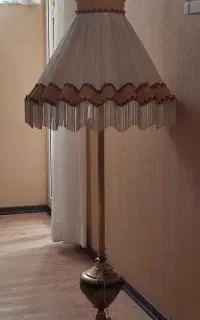 آباژور قدیمی ایستاده