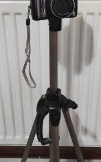 دوربین عکاسی Canon همراه با پایه