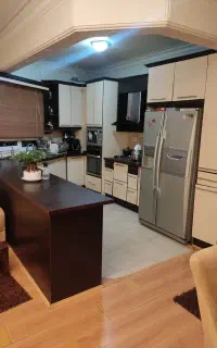 کابینت کرم قهوه‌ای با کیفیت دست دوم به همراه هود
