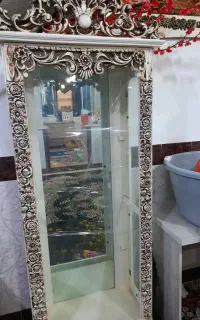 بوفه و آینه و ساعت