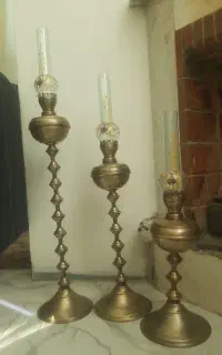 چراغ گردسوز کنار سالنی