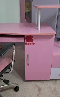 میز تحریر و کامپیوتر