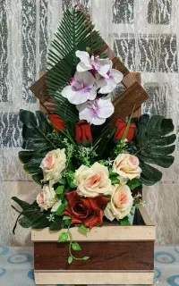 گل‌آرایی لوکس مصنوعی در جعبه چوبی مناسب و دکور