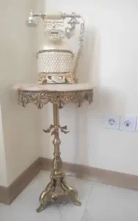 میز تلفن برنزی