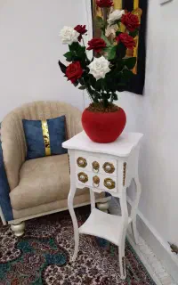 میز تلفن و گل