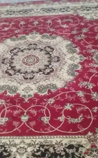 دو عدد قالی و زیر تلویزیون در حد
