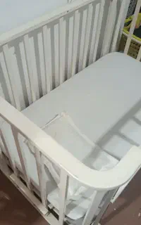 تخت کنار مادر