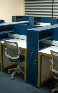 میز و اتاق های اشتراکی روزانه و ساعتی(فول امکانات)