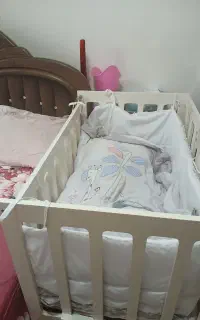 تخت کودک کنار مادر