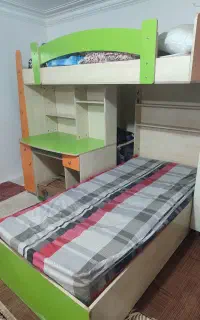 تخت خواب دوطبقه دارای میزکامپیوتر،کتابخانه،کمد کشو