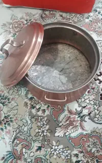 یک عدد قابلمه مسی و یک عدد استند جای قابلمه