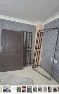 یک در و نرده پشت در ورودی