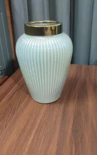 گلدان  دکوری سفید وطلایی