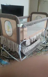 گهواره وتخت نوزاد کنار تخت مادر