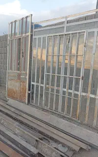 درب حیاط و پنجره باغی منزل