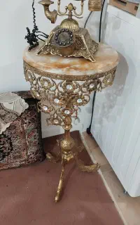 میز برنجی به همراه تلفن